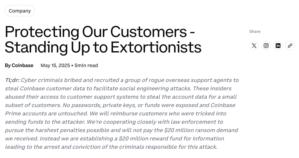 Coinbase公式ブログ「Protecting Our Customers - Standing Up to Extortionists」(2025年5月15日付)の見出しと要約。海外の委託サポート担当者が買収され顧客データが盗まれたこと、パスワード・秘密鍵・資金は流出していないこと、2,000万ドルの身代金要求を拒否し同額の報奨金を設けることが書かれている